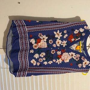 Sleeveless flora patterned shirt